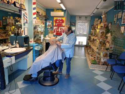 Al piano terra di uno di questi lavora dal 2012 Sebastiano Capogna, discendente di una famiglia di Santo Spirito che fa barba e capelli da oltre un secolo